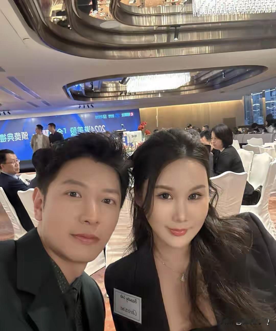 高钧贤又帅又显年轻，尽管实际他老婆比他小10岁，但看起来比他老好多。据说他的太太