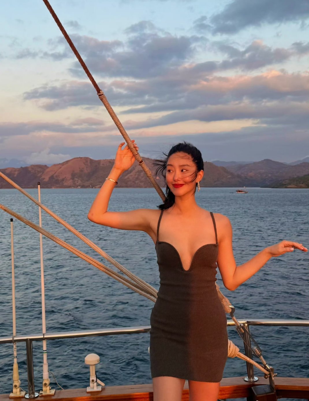杨采钰官宣当妈 恭喜杨采钰[抱一抱]是个大美女呀～期待更多作品 ​​​