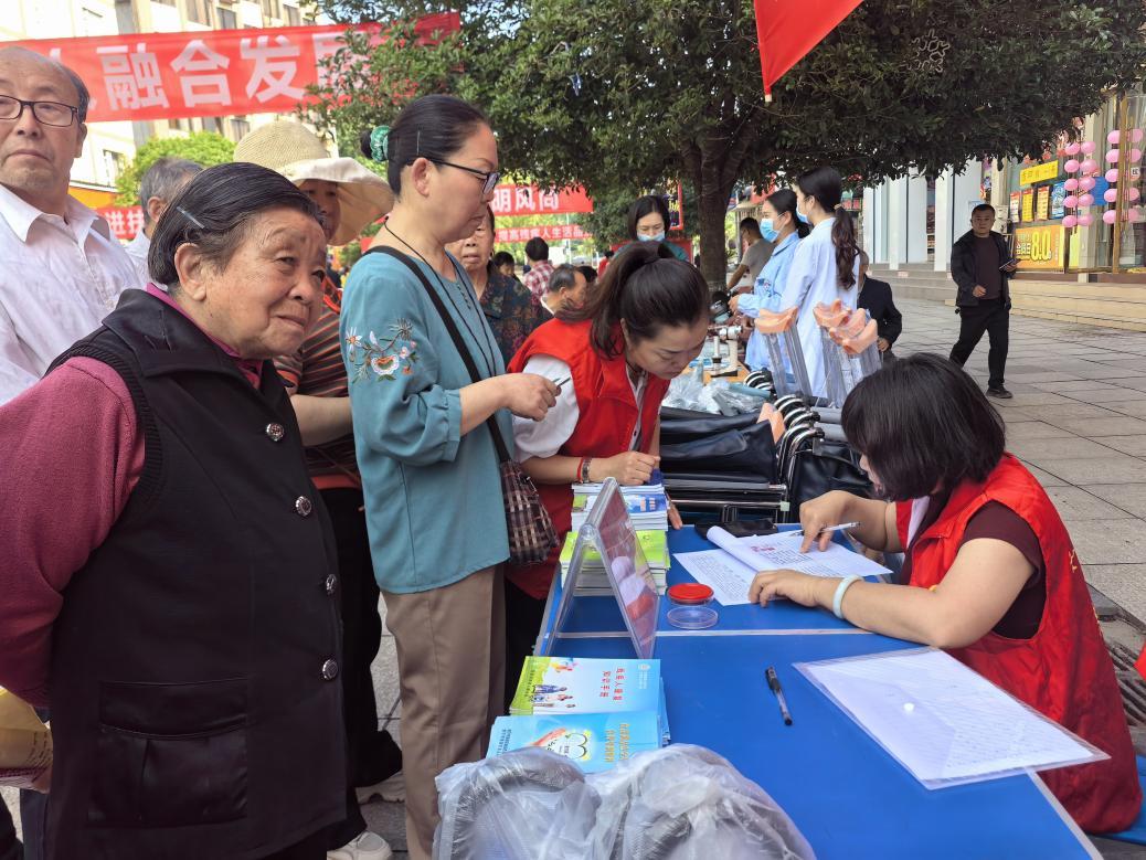 旺苍县残工委成员单位上街设点 发放万余份宣传资料 传递惠残政策
    
   