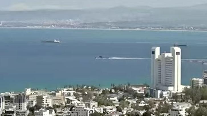 最新消息：在伊朗导弹的报复性打击下，以色列海军潜艇正以高速逃离海法港。海外新鲜事