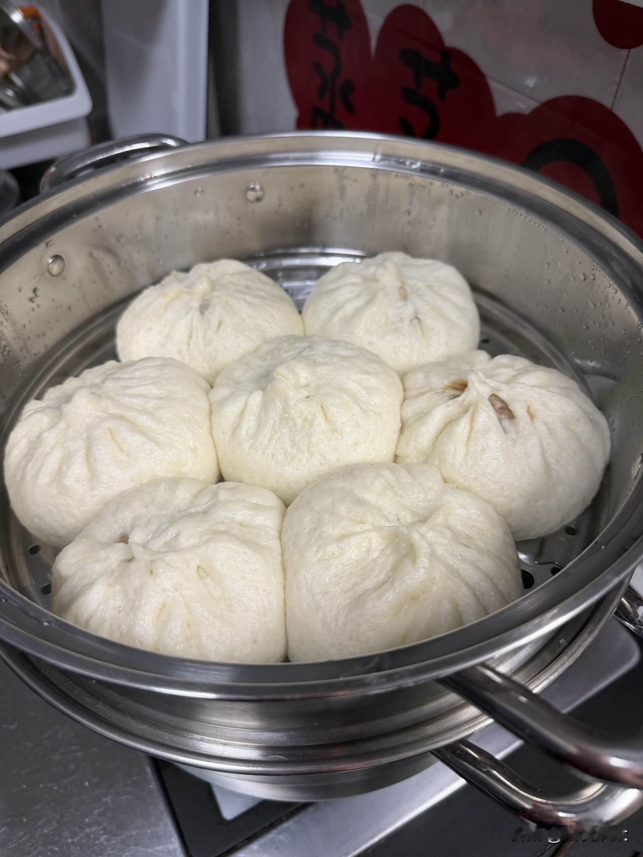 昨天继续薅面粉。

以前家里买面粉是最多买2斤，
疫情期间，家里面粉不多，
但是