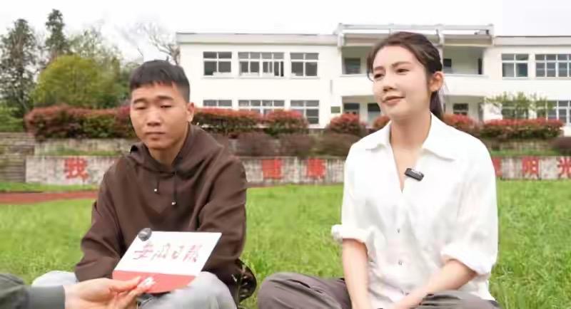 黄山永丰乡副乡长程磊为帮村民卖雷笋，厚着脸皮给公益主播幸猴儿发了16条私信，终于