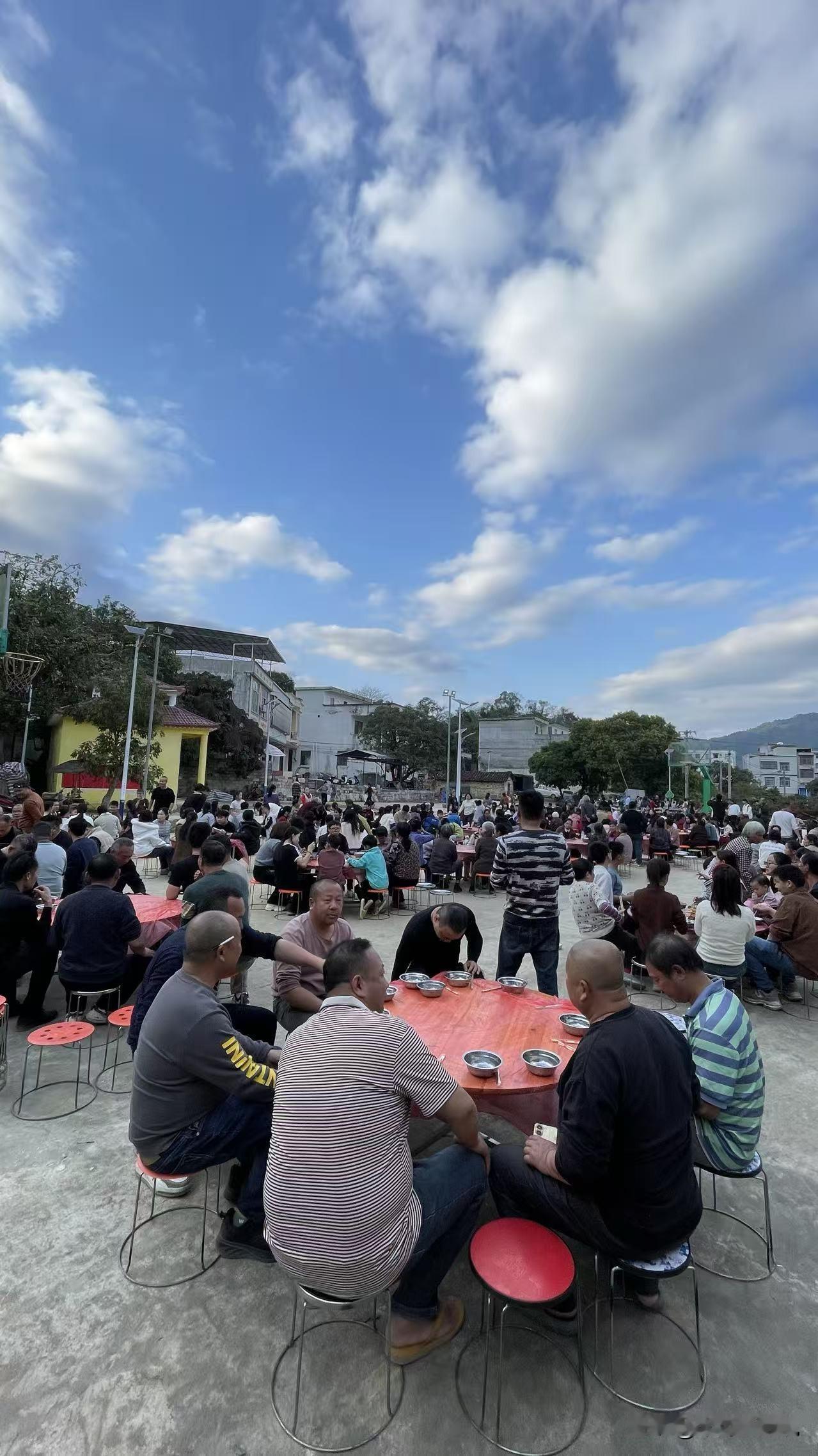 每年大年初四，我们村都举办年尾聚餐活动，今年是第五年了！

爆竹声声辞旧岁，喜气