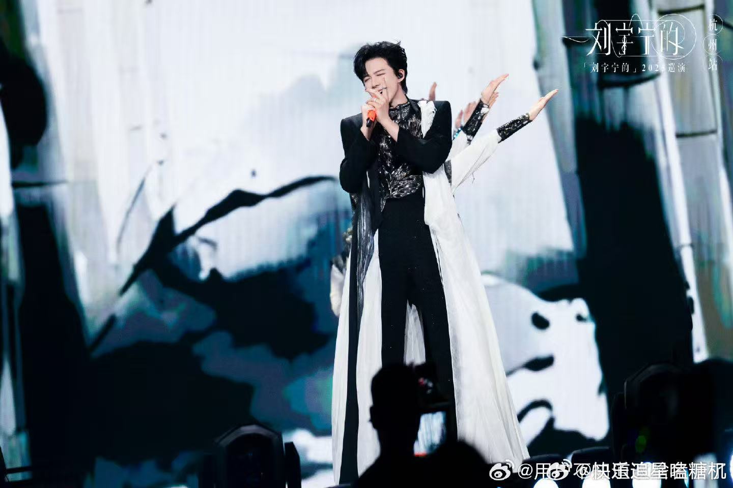 只知道刘宇宁身材很曼妙 原来曼妙也能形容男生，宁哥用实力证明好身材加会摇摆，出场