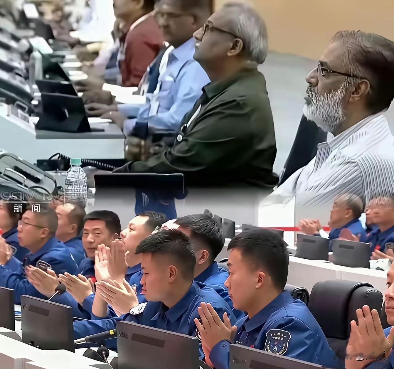 三儿：我们的航天事业终于超越东大了，至少在年龄方面
中印航天指挥中心对比，一个是