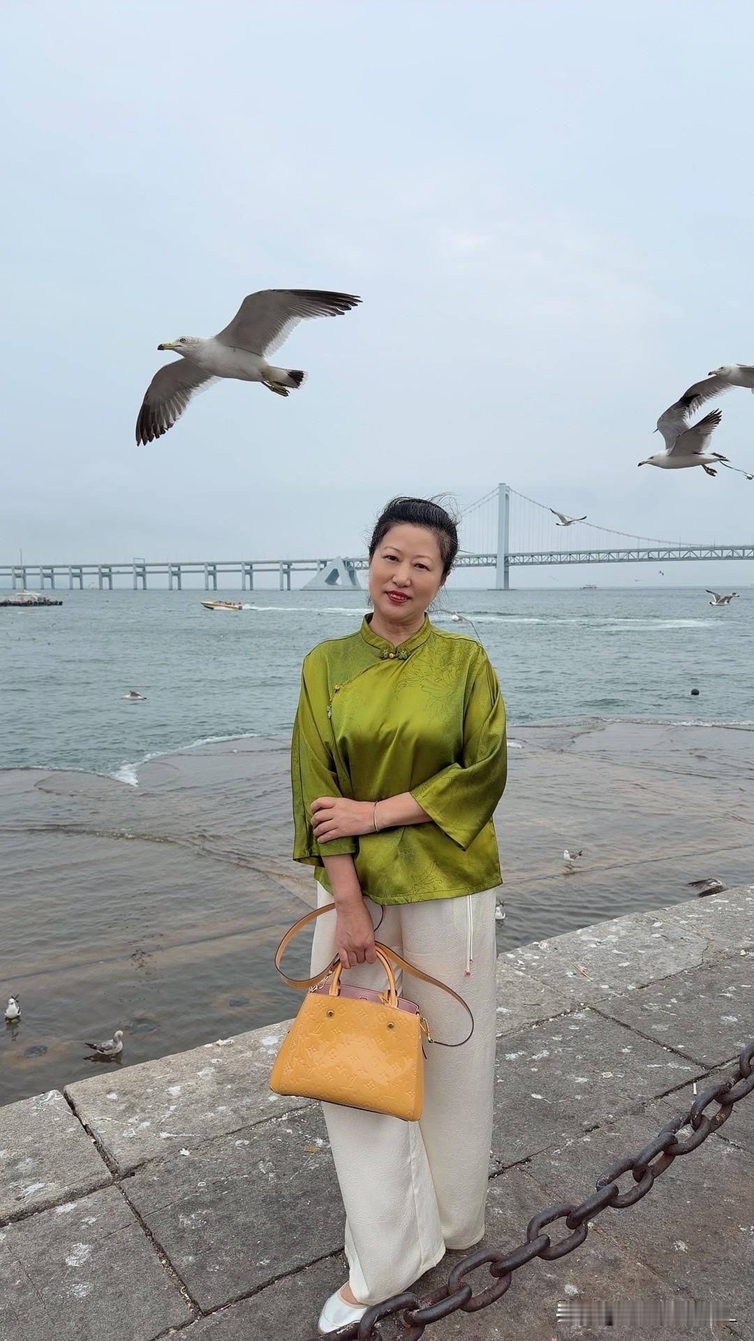 有人问我，退休后，你幸福吗？
我觉得，退休后幸福主要看这三样：

1. 兜里有钱