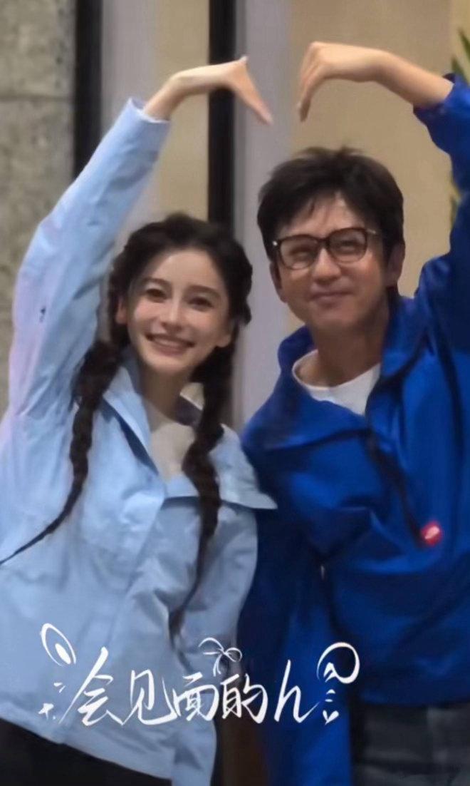 邓超Angelababy合体比心初代跑男粉看到这一幕，眼泪真的要掉下来了[苦涩]