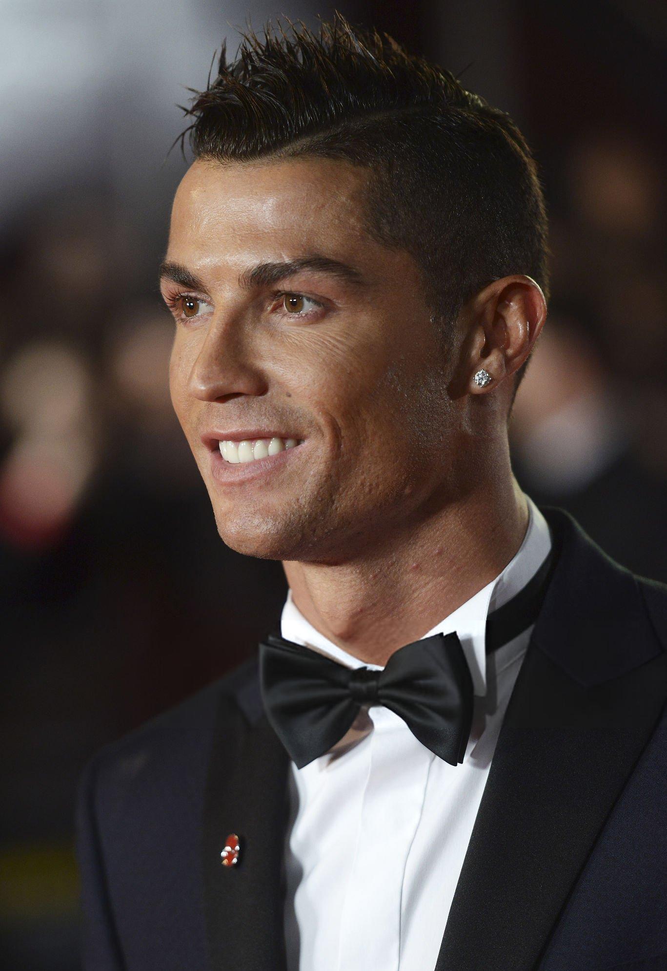 C罗c罗 领结西装耳钉杀 