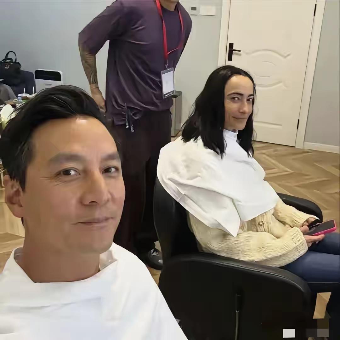 还是老人眼光毒，

婆婆看着吴彦祖老婆说：

别看她在笑，她过得肯定不幸福。
