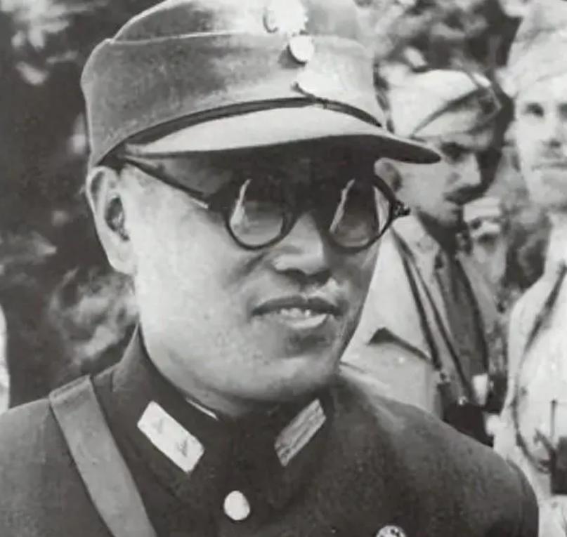 廖耀湘被俘后，刘亚楼设宴款待，可宴上他傲慢无礼，将酒杯摔在地上，破口大骂，气得脸