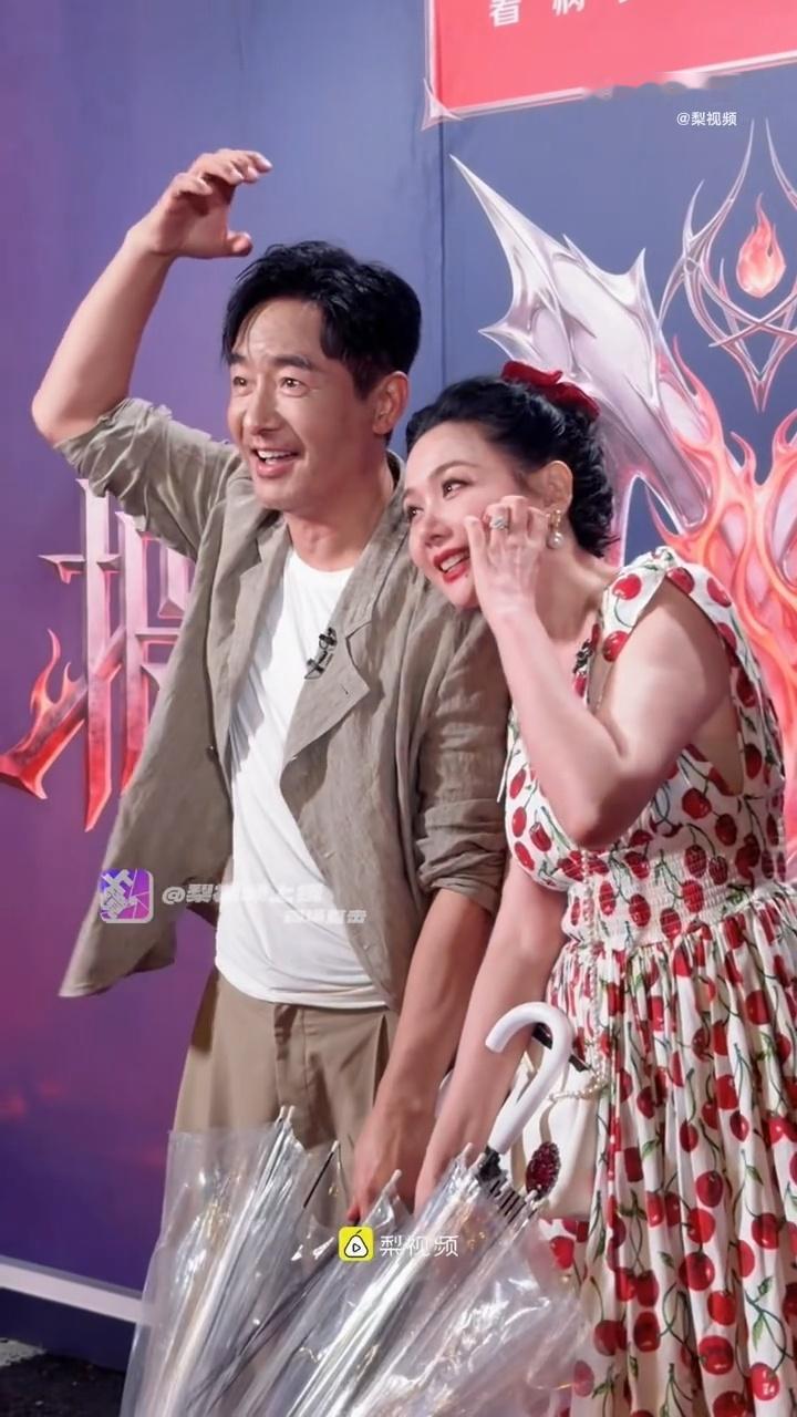 郭晓东程莉莎比心毫无默契郭晓东搂程莉莎好紧披荆斩棘初见面红毯笑点拉满，摄影师让夫