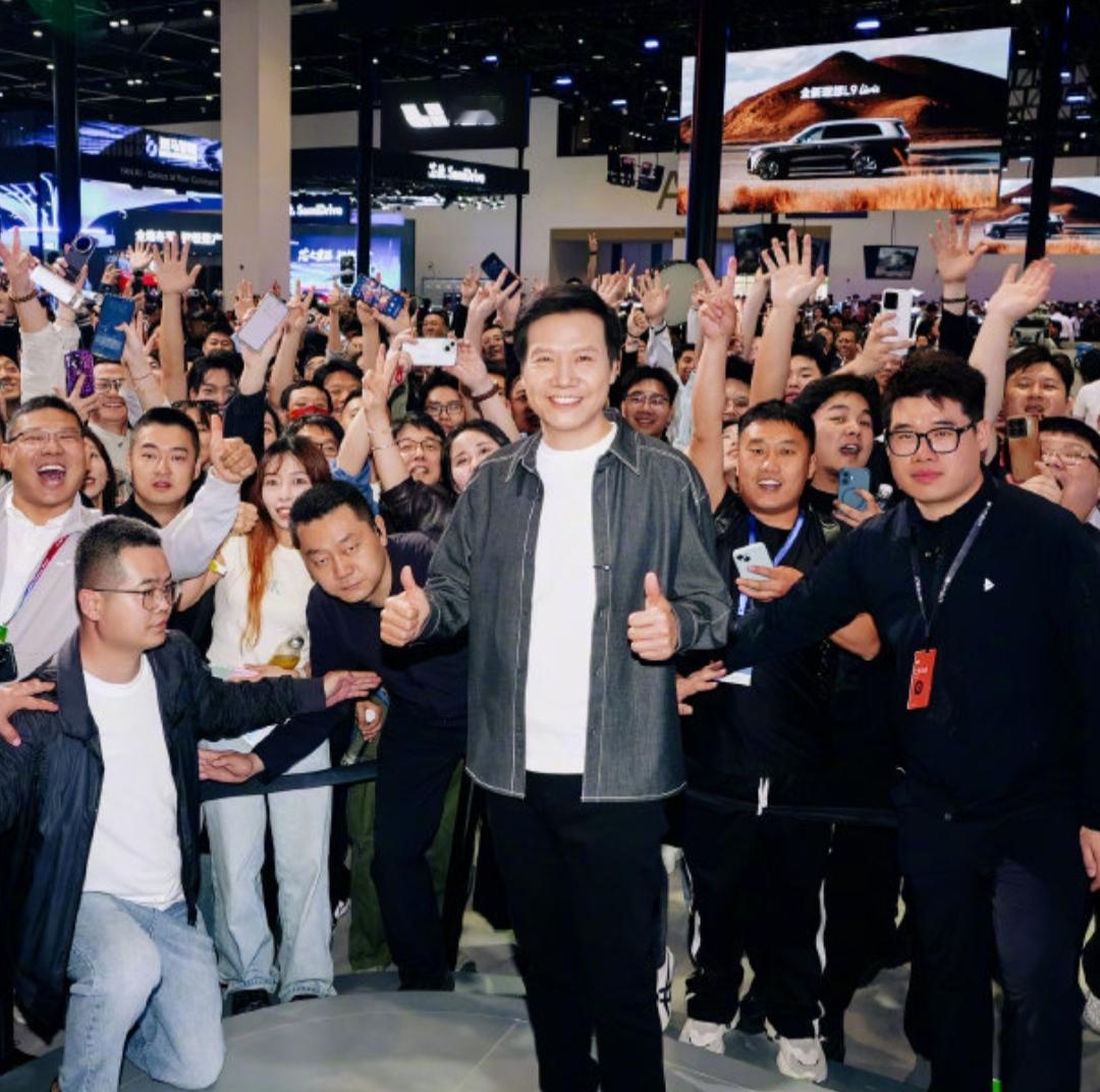雷军先生在4月24日发文说，这次来北京车展的朋友们很多。因为这个车展面积很大，大
