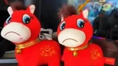 这强盗 情侣独处车内遇劫19岁女友惨遭性侵
(吉隆坡 一对年轻情侣在车内独处时遭