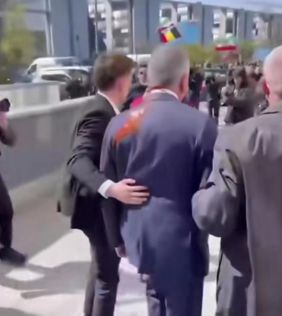 被美国利用，还沾沾自喜，被卖了也不自知，还帮着美国人数钱。“伊朗末代王储”巴列维