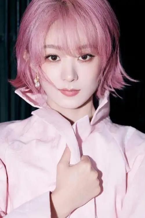 赵丽颖称李秋萍是人生角色，此言非虚。她饰演的基层干部李秋萍，带领农民集资建城，坚