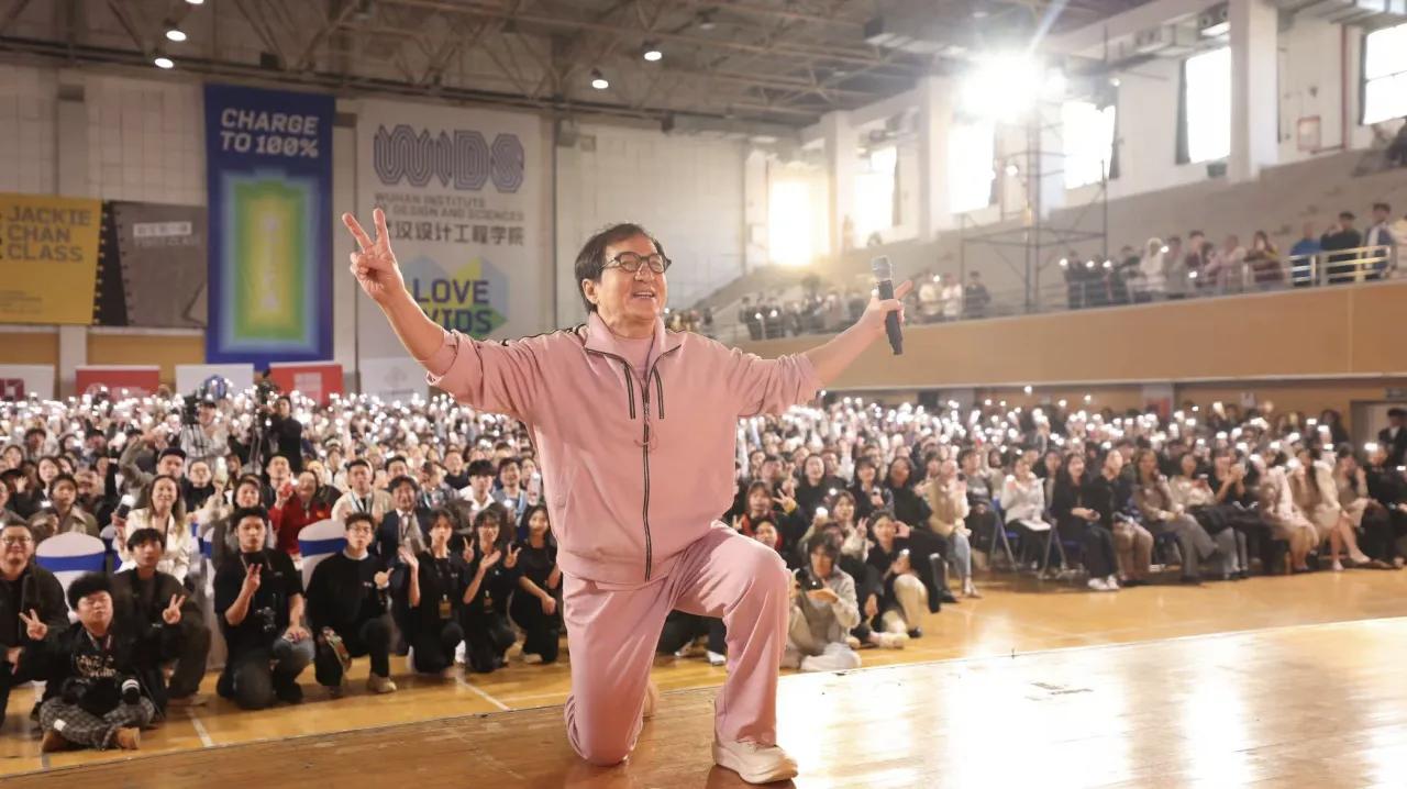 成龙影视传媒学院： 昨日，我院“院长课堂——新生第一课”在大学生活动中...