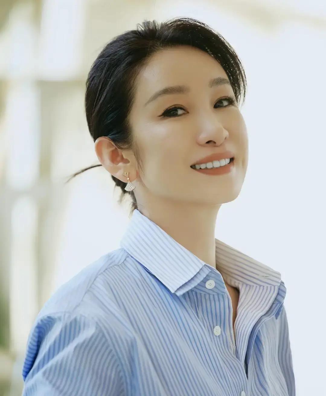 秦海璐最近没进组不是演技掉线也不是年纪卡位。
她47岁活得比角色还松弛。
挑本子