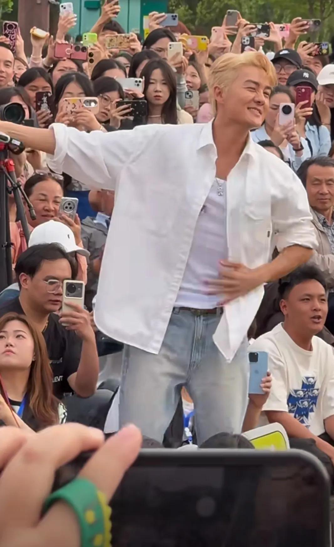 绵阳偶遇吴克群抖音直播
现场人好多啊，人气杠杠的
《为你写诗》真的是回忆杀啊
吴