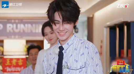 张真源中华新曲库 趣味猜歌环节看点十足，张真源凭借日积月累的听歌储备从容作答，流