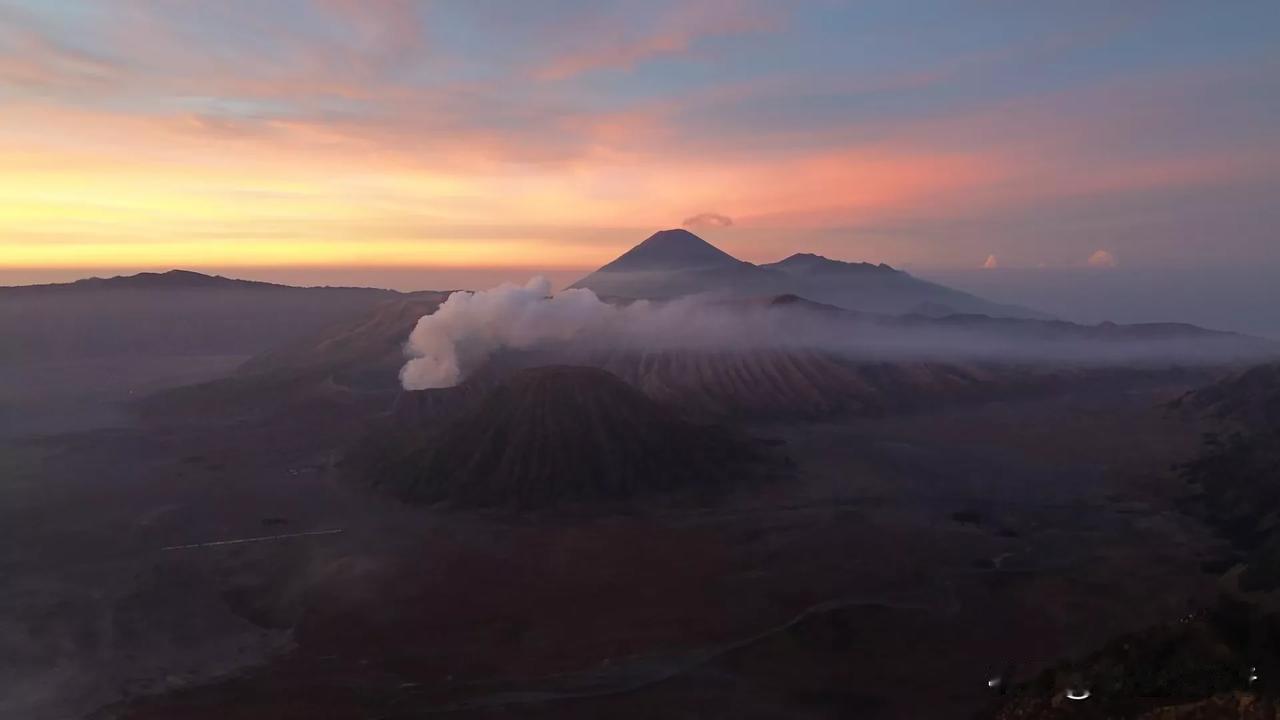 【印尼火山直播】
以后别再问，为什么国庆境外会涨价，印尼的布罗莫火山，也排起了长