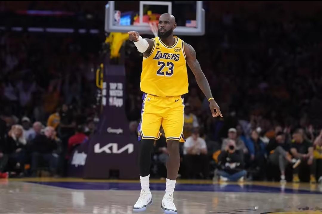 湖人战胜火箭詹姆斯生涯1-0领先系列赛最终战绩29胜2负季后赛首轮G1较量，湖人