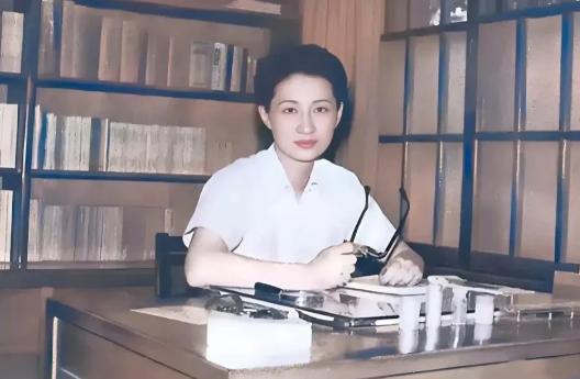 这是35岁的赵四小姐于1947年在台湾拍照的一张罕见的彩色照片。
图中的赵四温婉