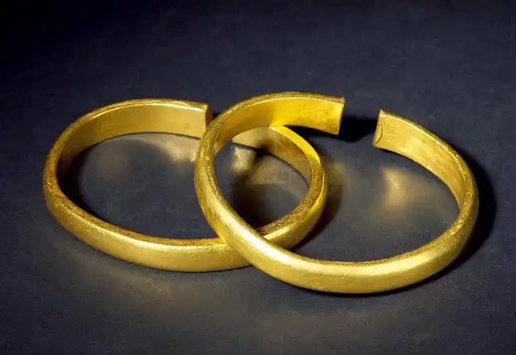 儿子送我3万元的金镯子，我嫌贵拿去退货，售货员一句话让我彻底崩溃……


三万块