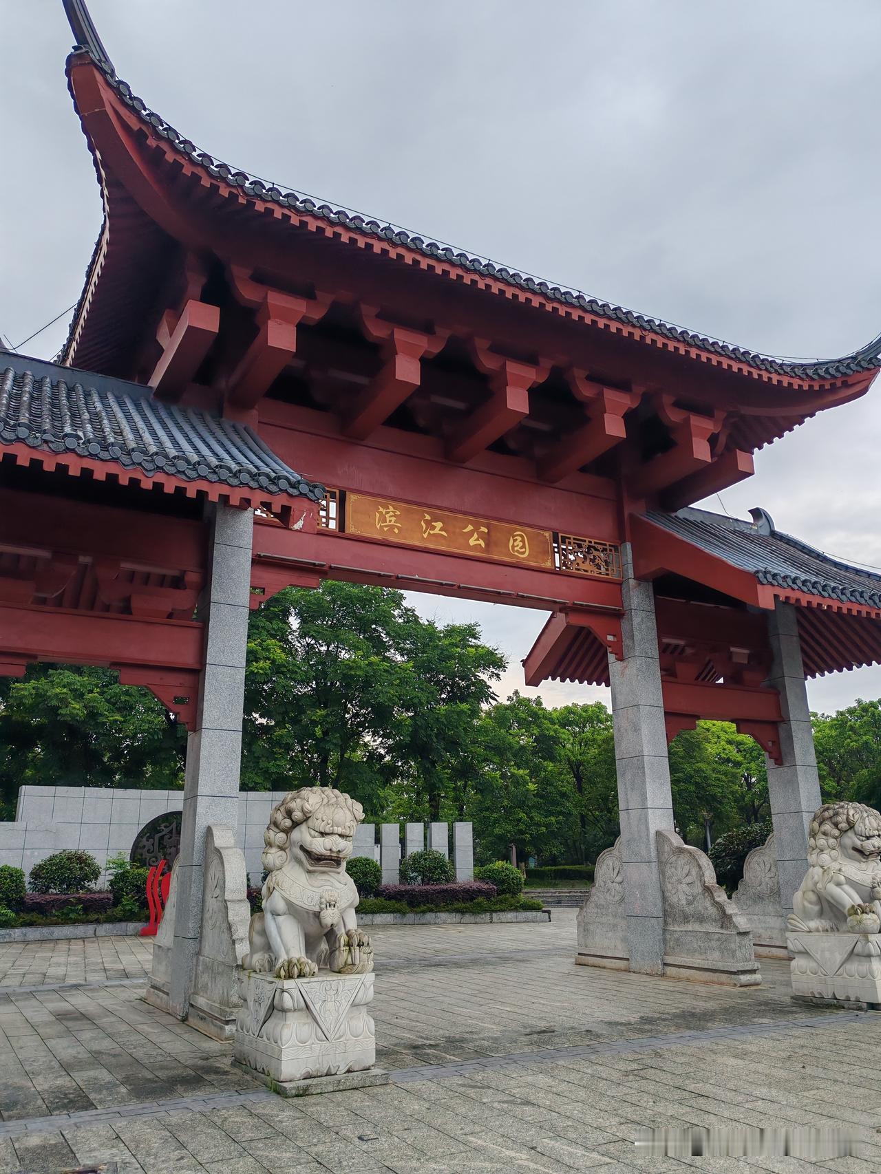桂林兴安免费露营地
1、免费停车
2、有卫生间，早7点到21点
3、河边可以散步