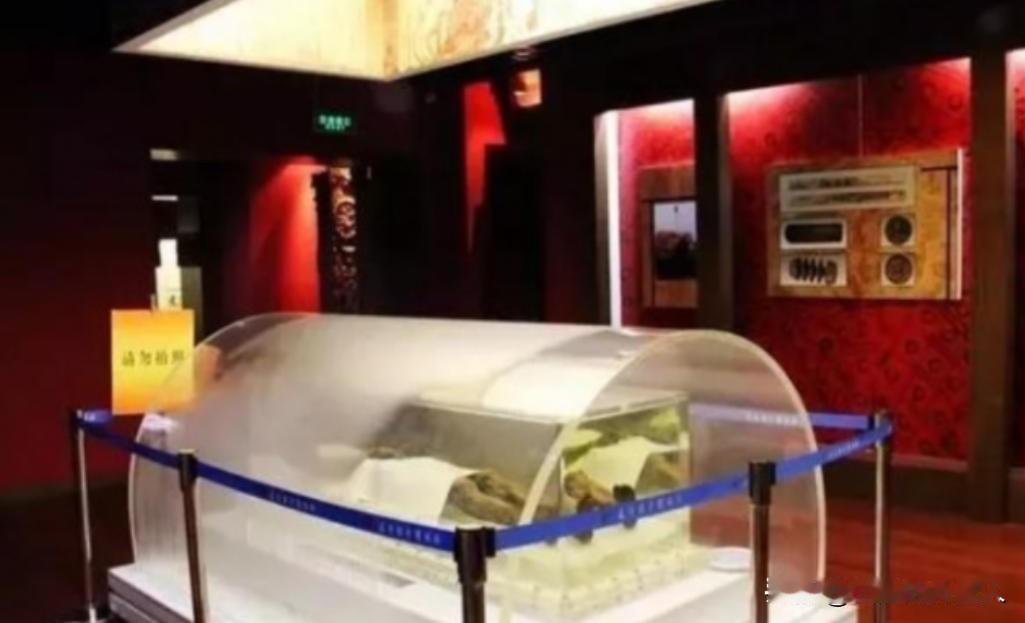 2002年盛夏，考古队缓缓撬开一具汉代木棺，棺盖刚裂一条缝，一声气若游丝的女子叹