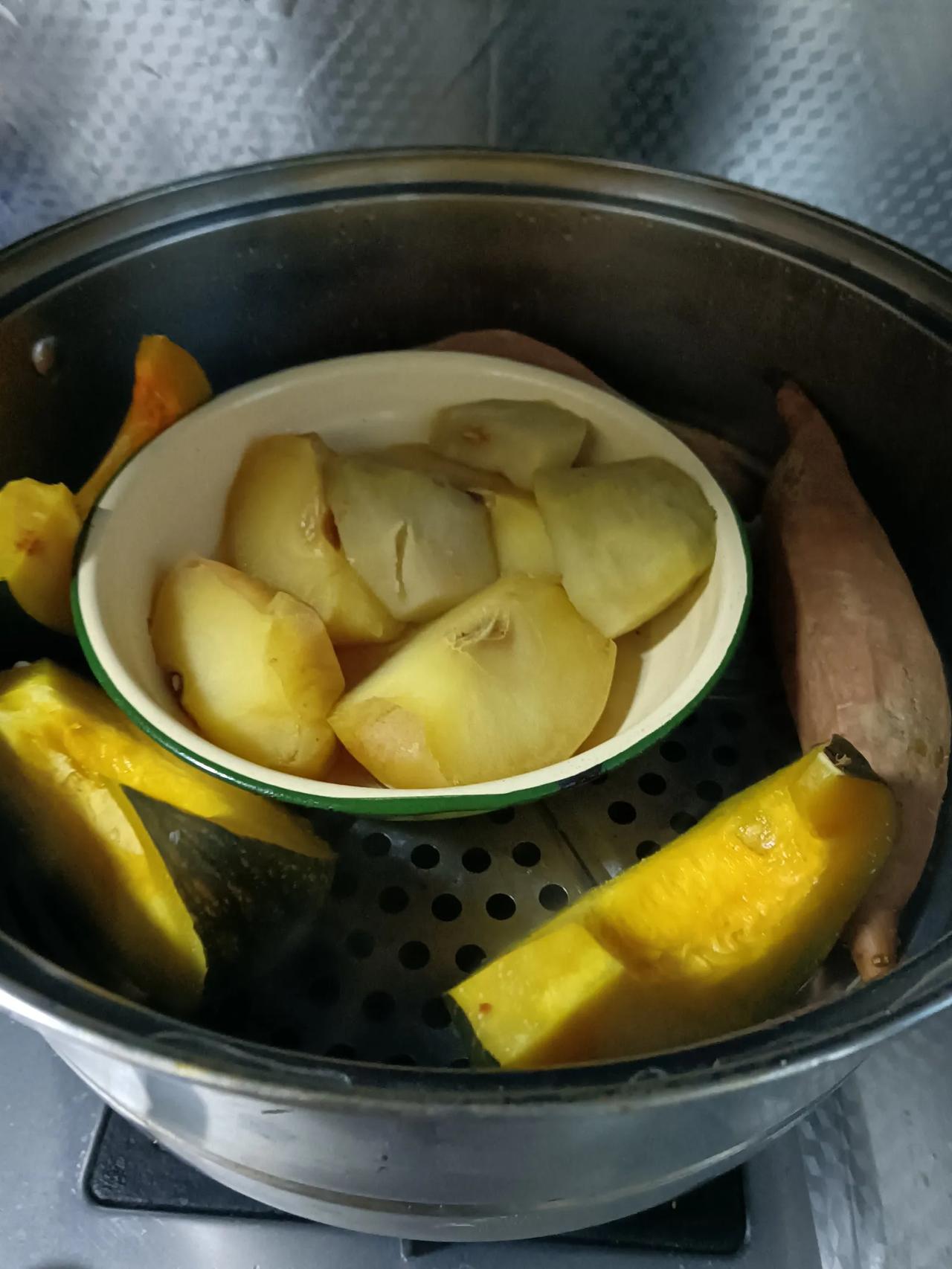我真是低估了这个蒸苹果的味道，真没想到啊，蒸苹果居然这么好吃。

老公买的富士苹