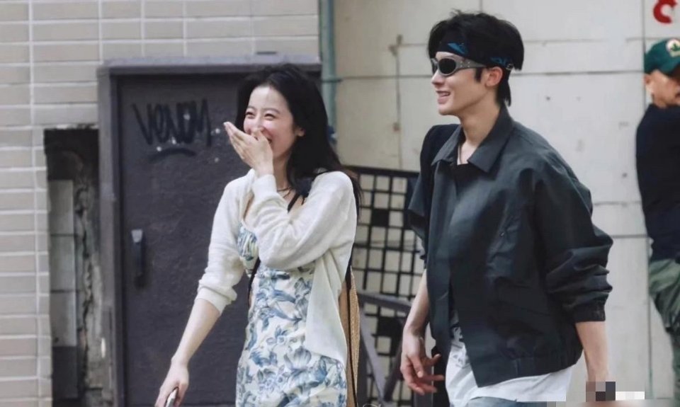 侯明昊周雨彤不会假戏真做了吧 手都牵上了 ​​​