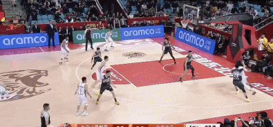 战术没错人错了！今晚北京男篮客场86-88爆冷不敌吉林男篮，最后一攻周琦在三分线