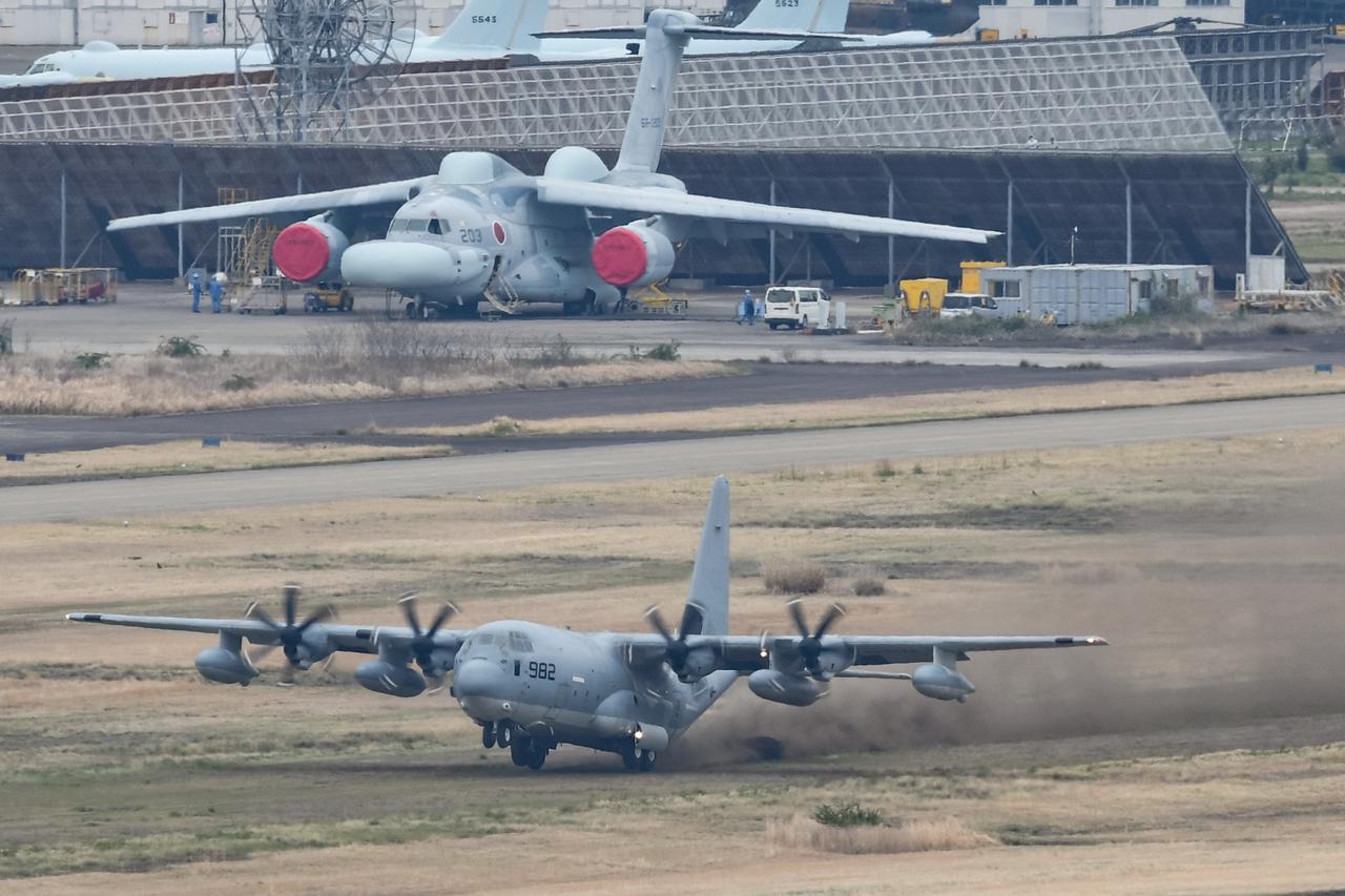 仗怎么打，兵就怎么练。

4月9日，美国空军驻岐阜基地的KC-130J加油机开展