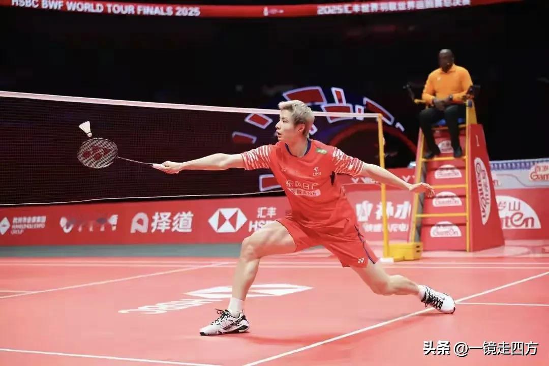 刚刚结束的一场世界羽联巡回赛年度总决赛男单小组赛，石宇奇2-1击败中国台北老将周