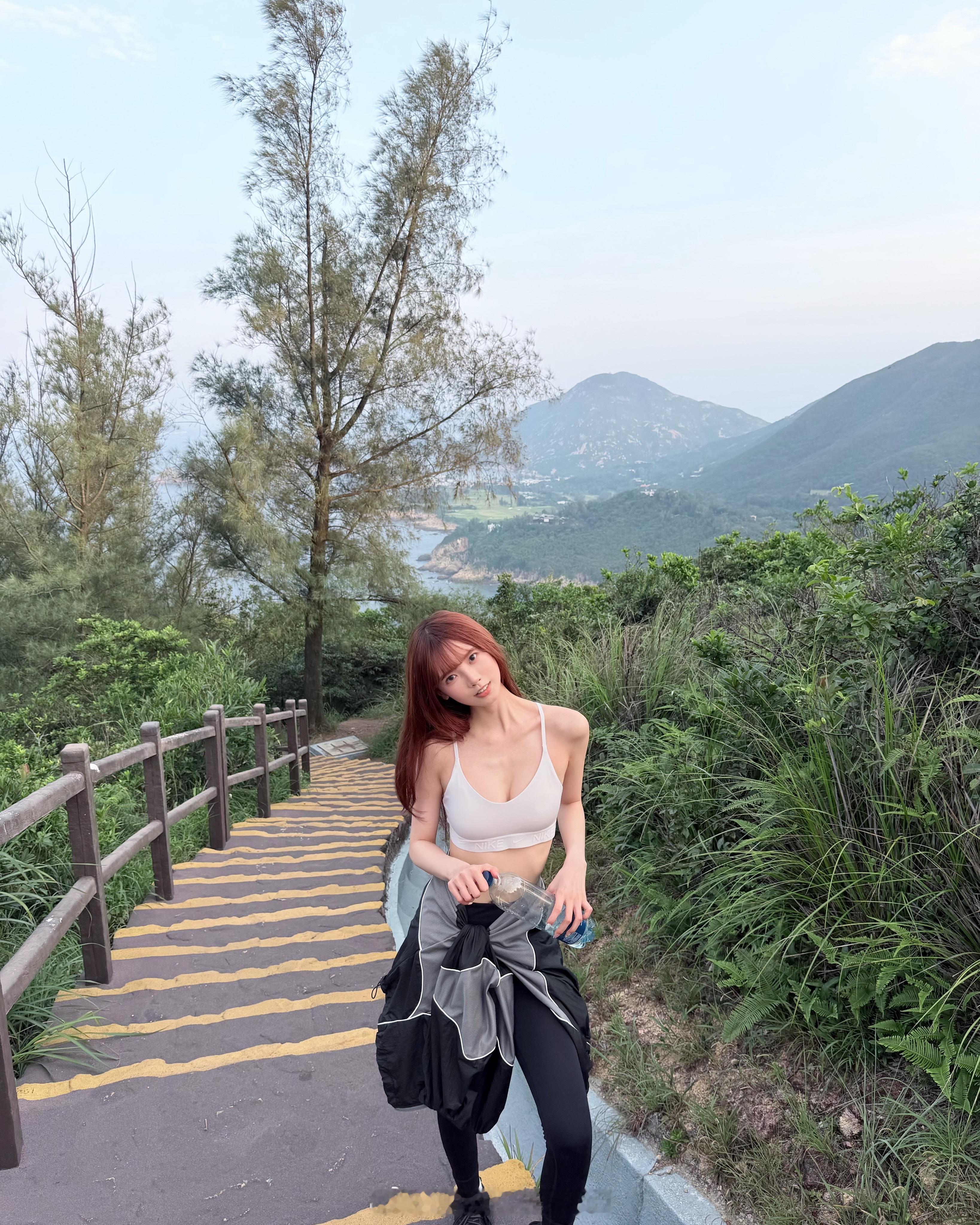 山间徒步邂逅山海美景，红发配简约运动穿搭，在山野间感受清爽自在的户外时光。lyr