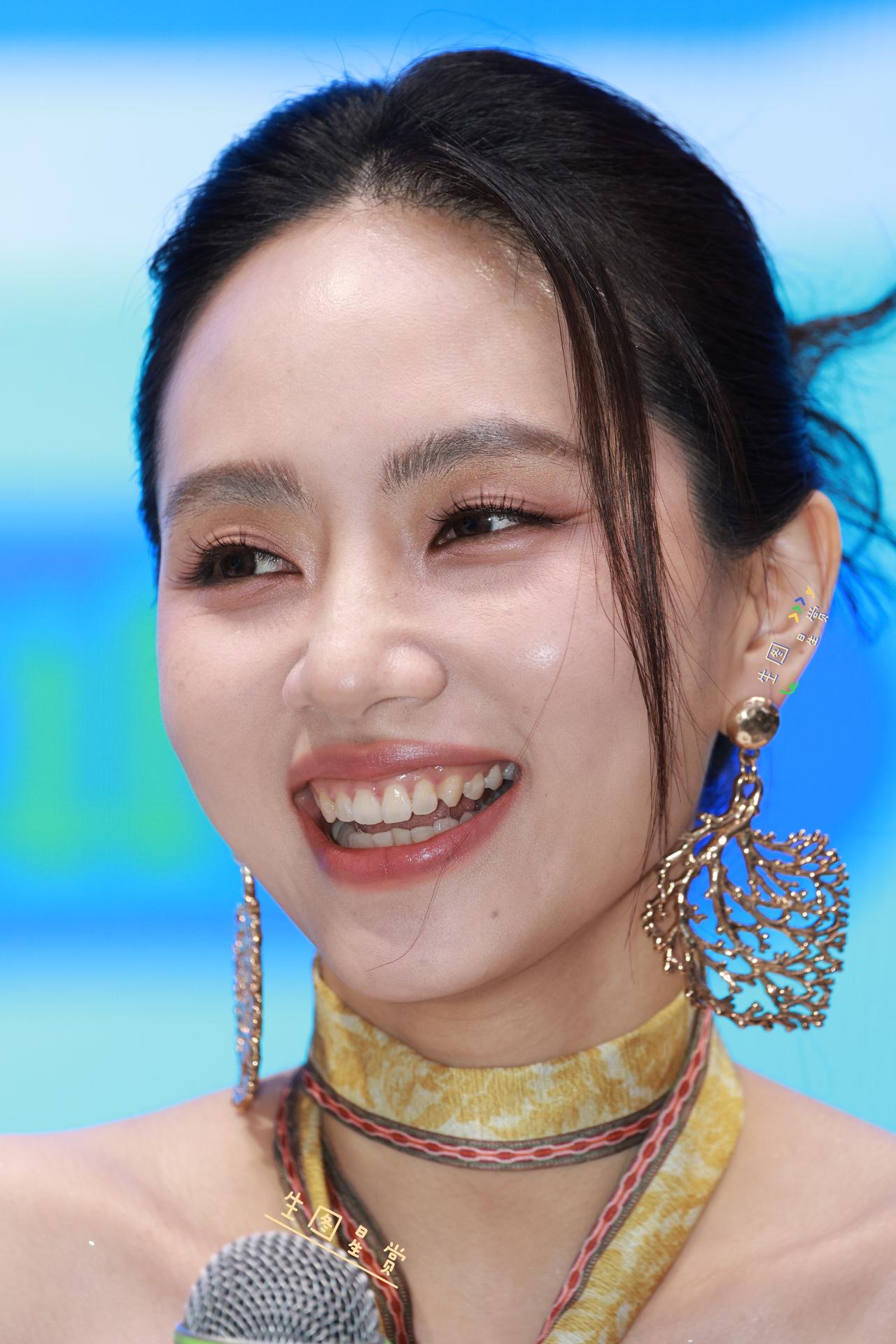 春风得意，沉浸式享受与欣赏！这分辨率清楚的我都不好意思看了，原装脸怎么拍都好看