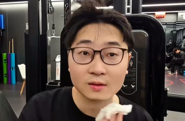 雕哥：我也在股市里啊，这个月跌麻了，亏了几十个，把之前赢的都亏出去了。黄金倒无所