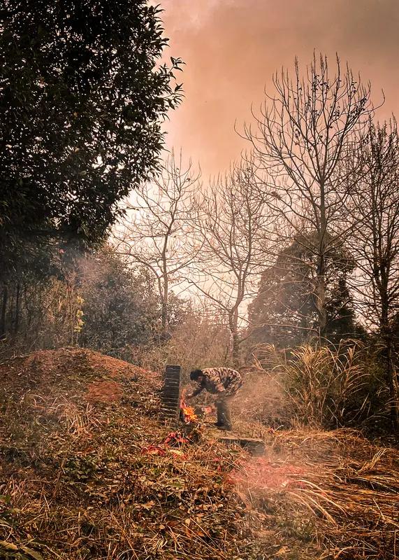 为什么老年人特别愿意上坟? 老年人特别愿意上坟，原因有很多。从情感上来说，上坟是