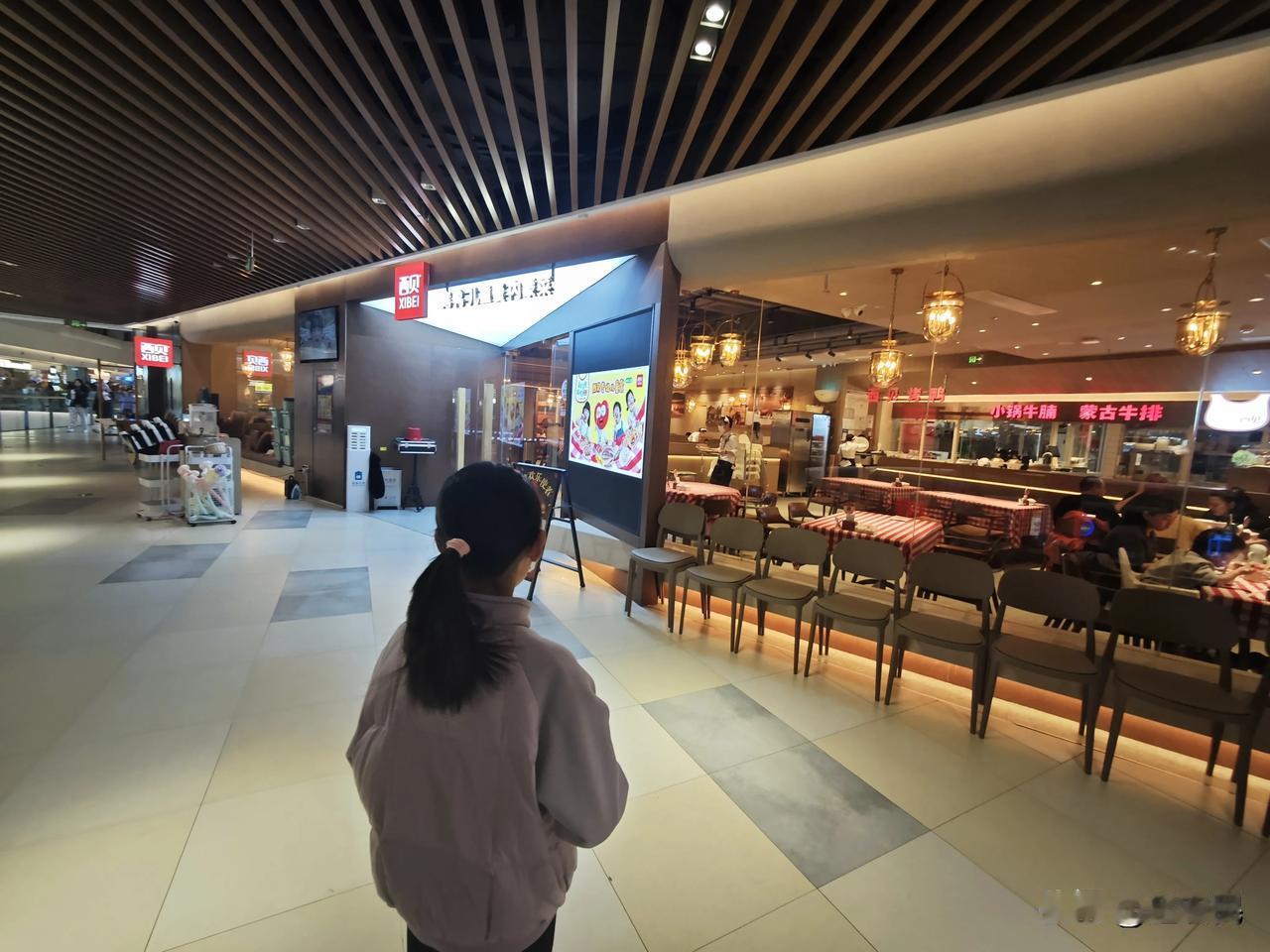 我问孩子，你知道最近西贝在网上遇到了什么风波吗？她说不知道啊。
估计她知道这些风