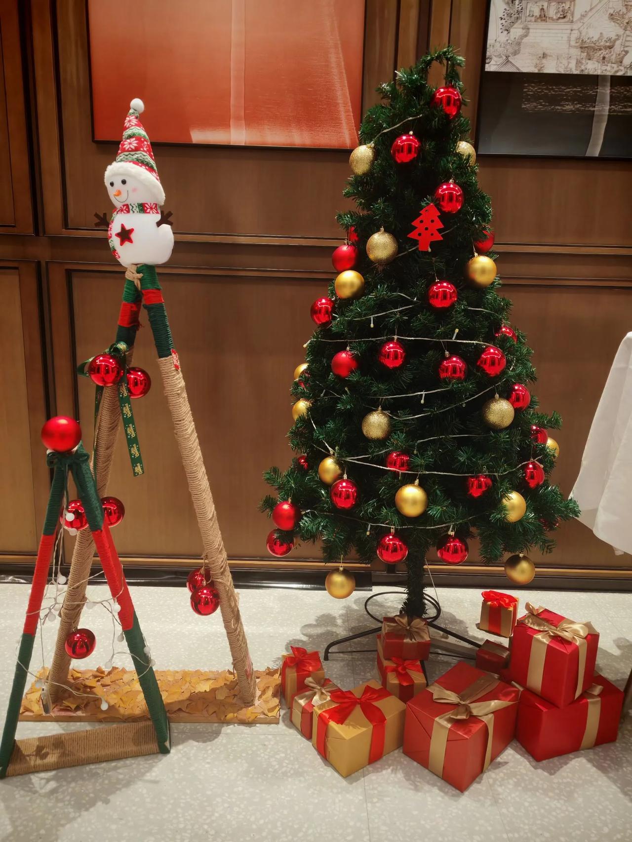 在成都过的圣诞，没有雪，挺温暖。
明天参加荣耀WIN系列新品发布会，185Hz 