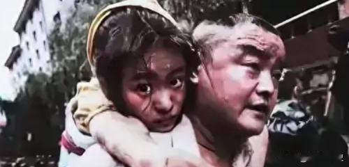 2008年，汶川地震，11岁的李佳芹被埋在废墟下十几个小时，她的父亲却不顾他人的