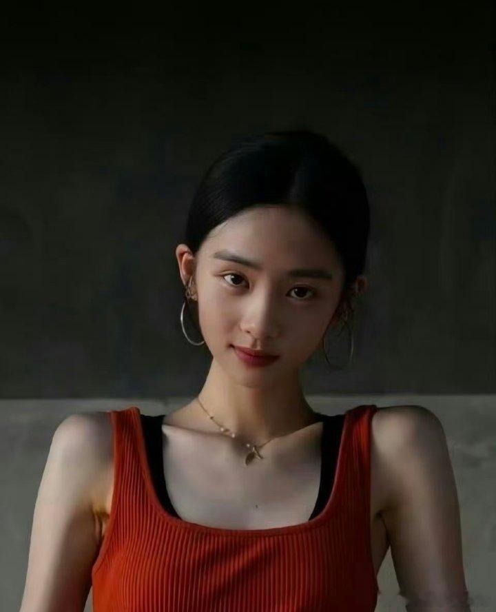 20岁黄多多好漂亮红帽侧颜杀！这清冷破碎感绝了，完美复刻孙莉美貌和黄磊文艺气质。