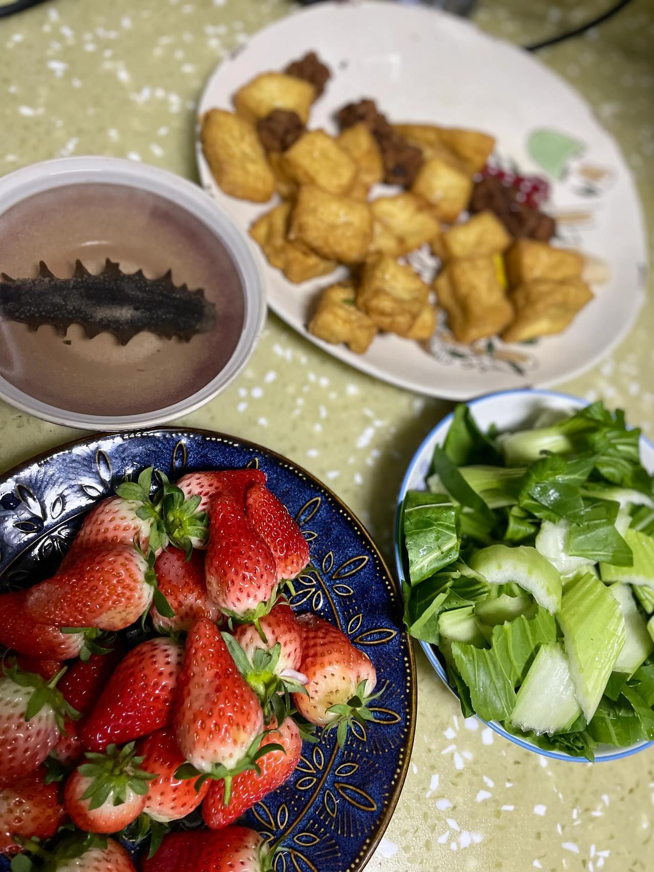 早餐，因为馒头要现蒸，五点起床，高中娃娃六点吃饭，上班的爸爸七点二十，等我七点五