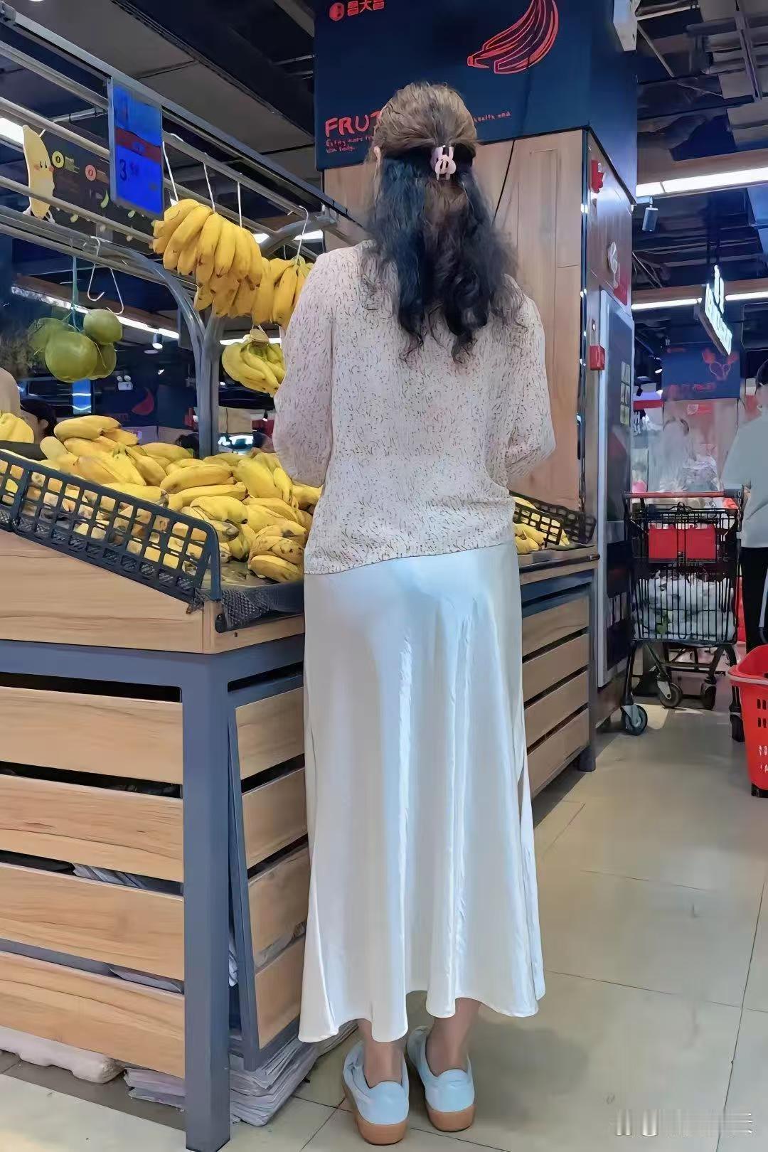 哇，这边的香蕉也太诱人了，买它！😍