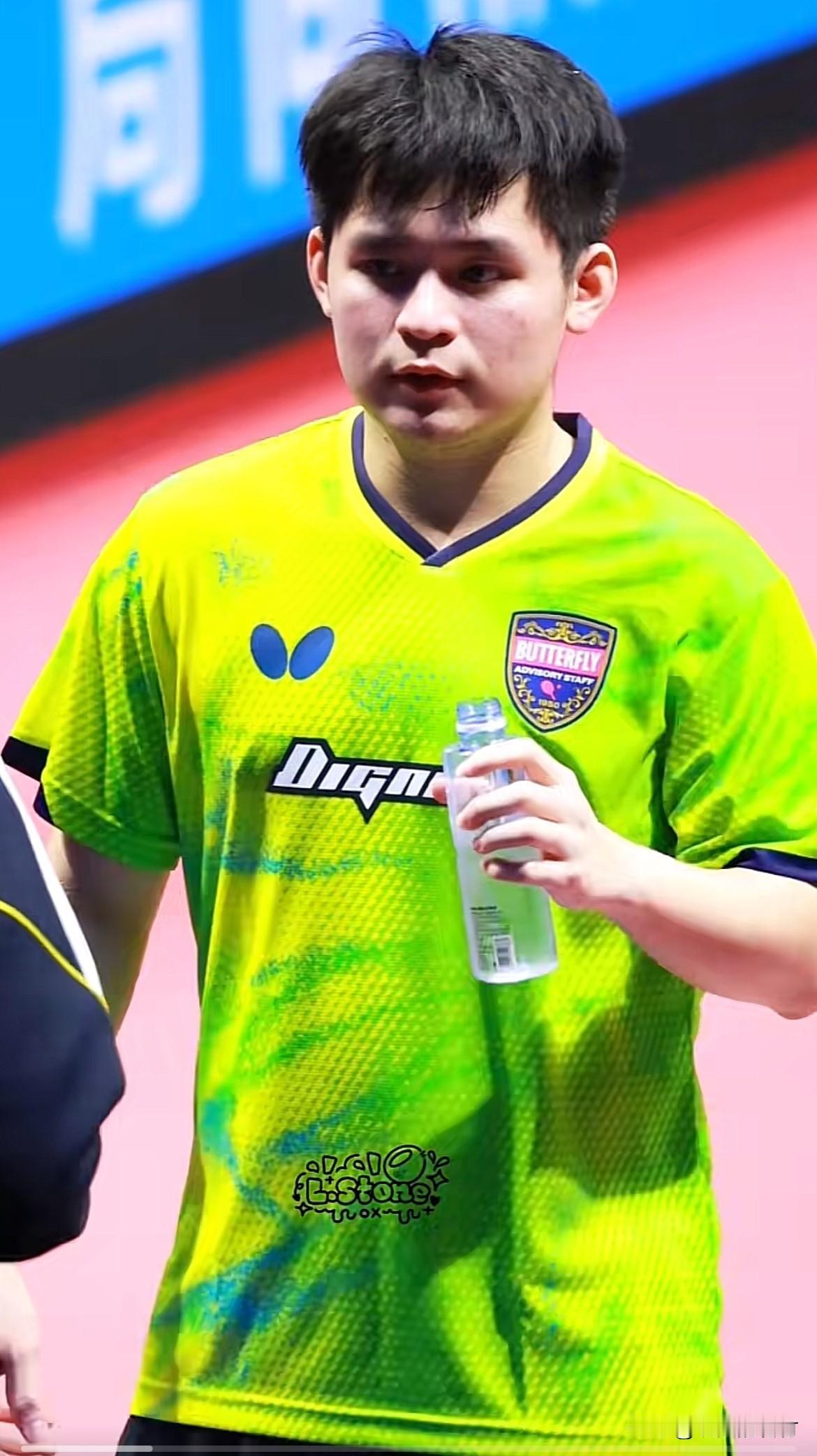 林诗栋在海南玩抓娃娃，栋栋很开心
林诗栋全运会没有团体赛。打完男单获得亚军后就回