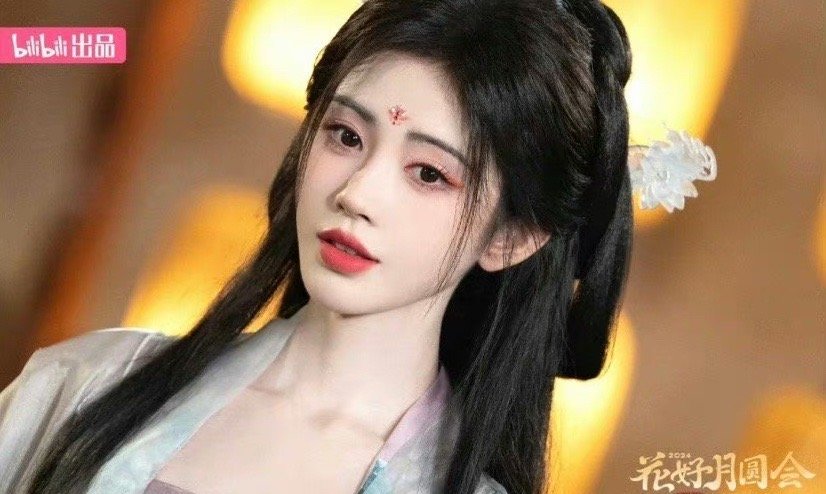 鞠婧祎怎么又整回她的网红妆了啊，真是一尘不变的妆容 ​​​