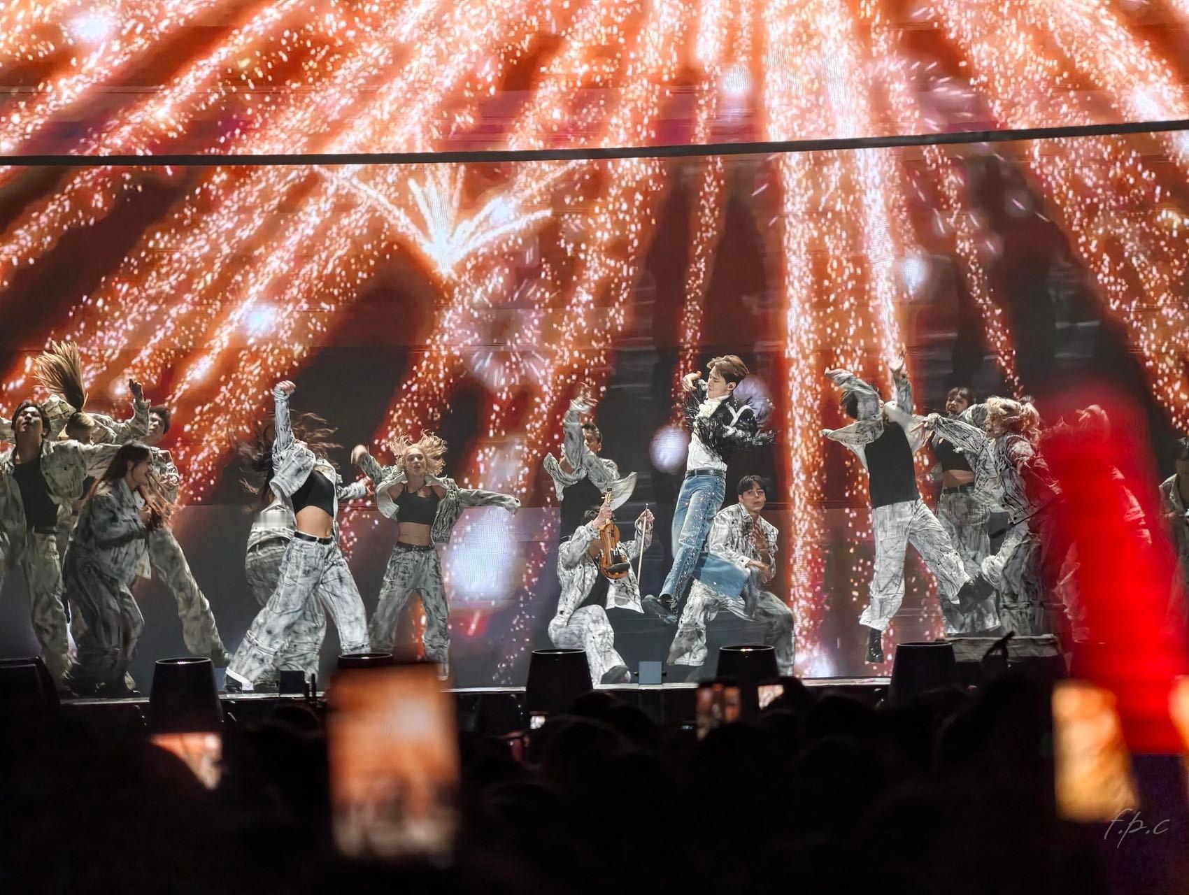 刘宪华嗓子唱哑了 舞台上的他真的太敬业！珍惜每一次亮相的机会，全程拼尽全力演唱，