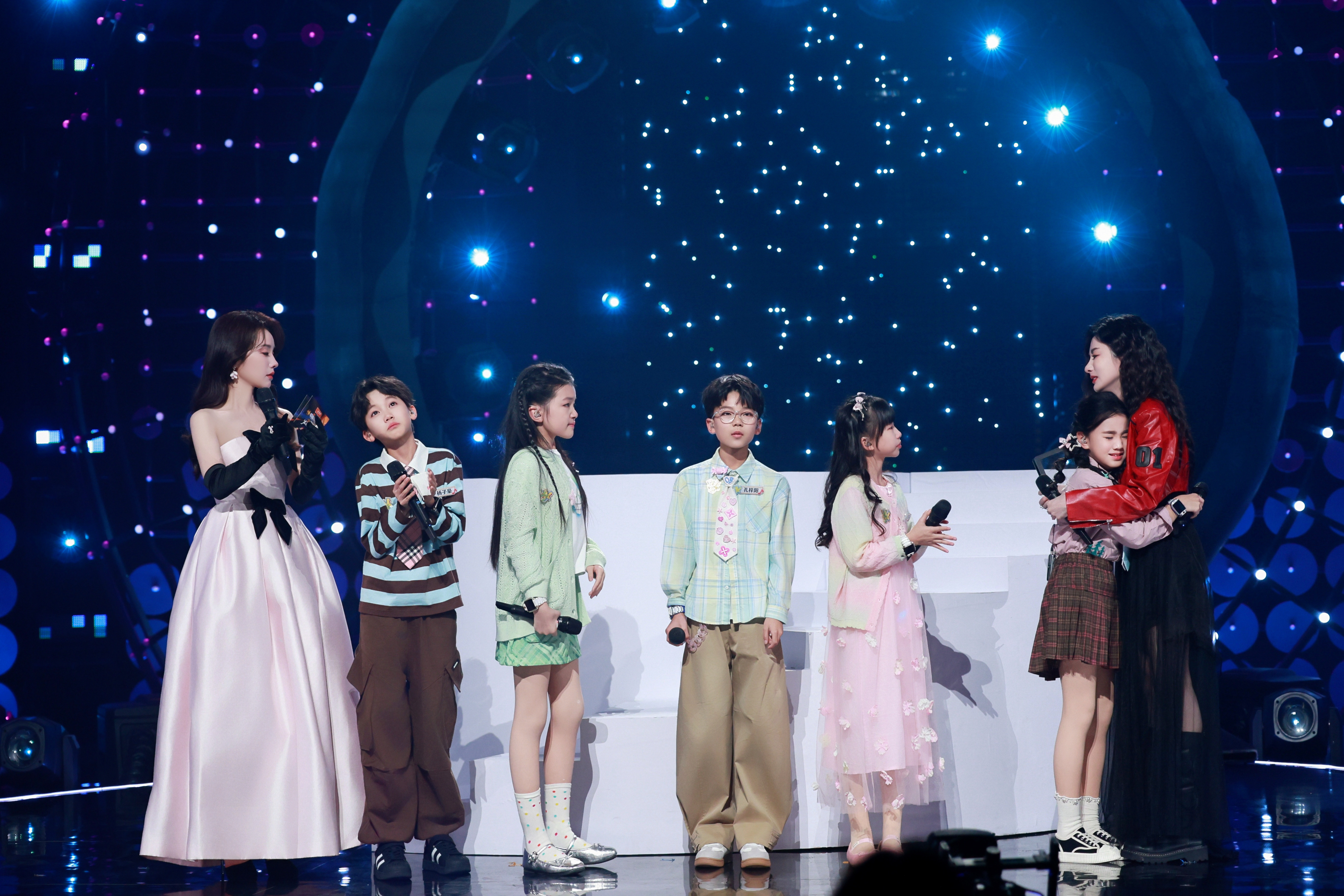 尹约天选音综锦鲤尹约音综锦鲤体质 哦莫，音综爆款收割机说的就是尹约吧！一首《默》