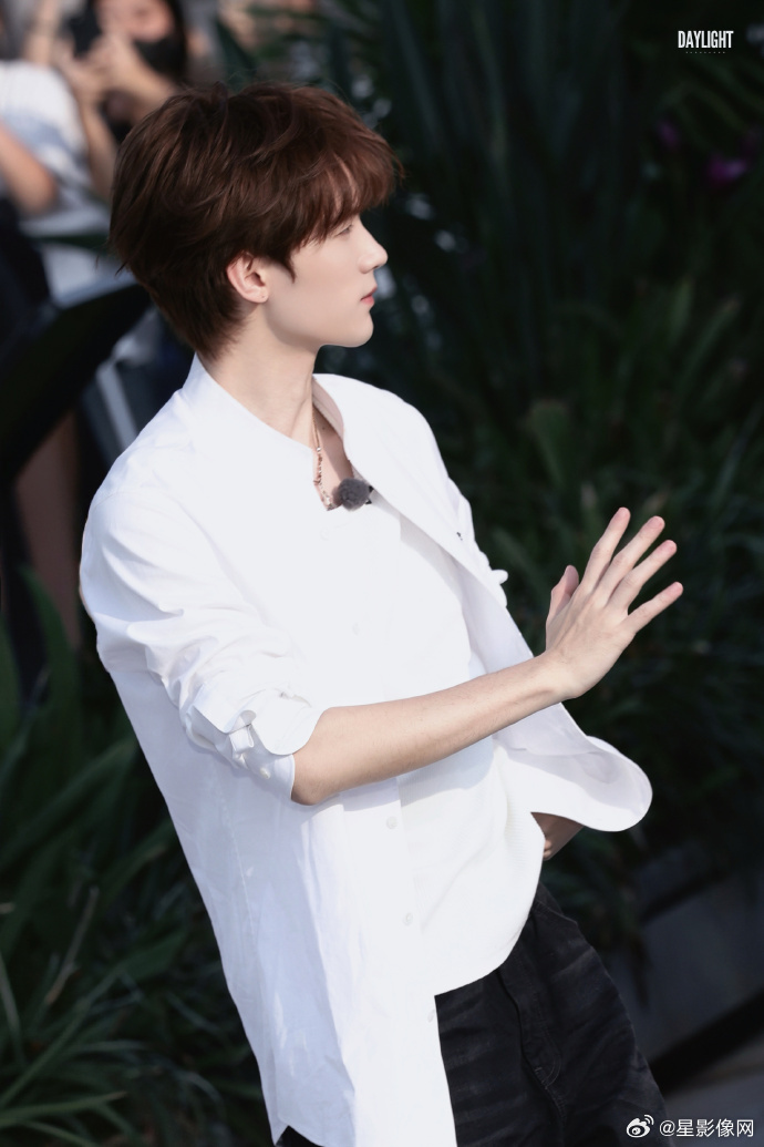 周翊然线下生图直出  周翊然线下生图的神 白衬衫和周翊然适配度满分，线下生图直出