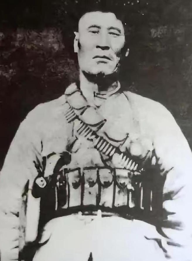 1949年，解放军在追击马家军残匪时，司号员杨忠孝打死了一个与众不同的匪徒，战友